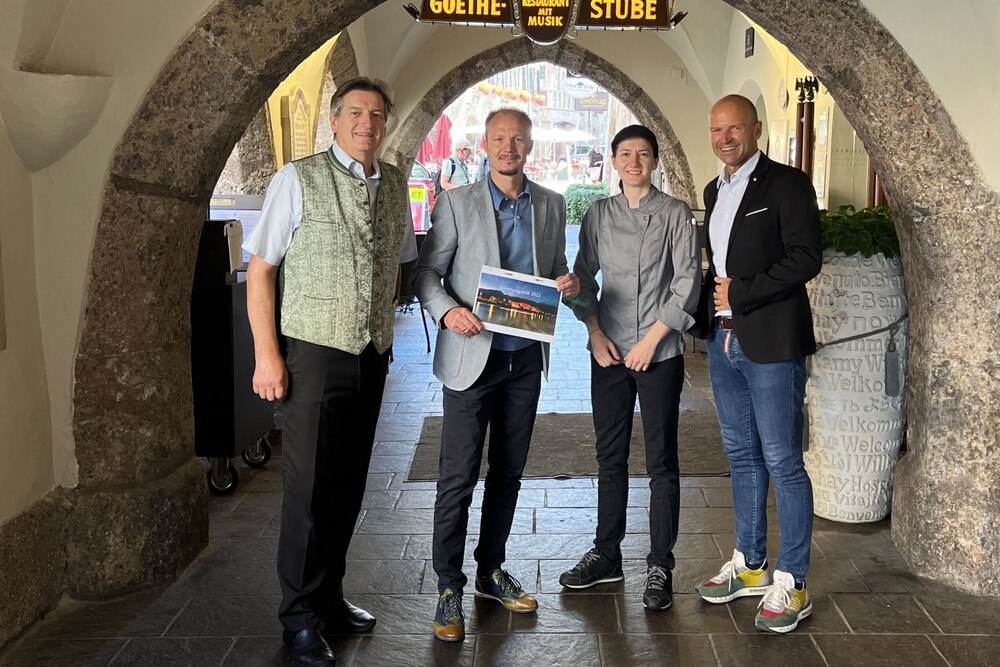 © WexR
Josef Hackl (Seniorchef des Traditionshauses „Goldener Adler“), Vizebürgermeister Johannes Anzengruber, Madlen Hackl (Küchenchefin vom „Goldener Adler“), Hubert Siller (Leiter des MCI Tourismus)
Josef Hackl (Seniorchef des Traditionshauses „Goldener Adler“), Vizebürgermeister Johannes Anzengruber, Madlen Hackl (Küchenchefin vom „Goldener Adler“), Hubert Siller (Leiter des MCI Tourismus)