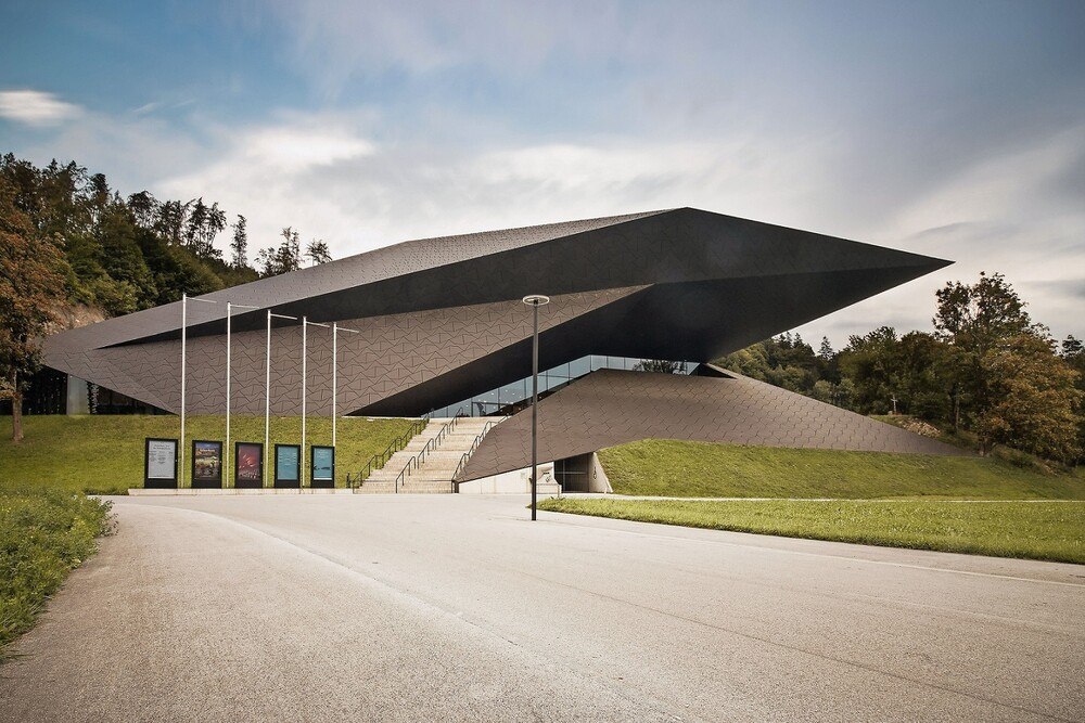 © Cornelia Hoschek/Hueck
Mit der anthrazitfarbenen Aluminium-Fassade von Hueck schafft das Bauwerk reizvolle visuelle Kontraste.
, restricted_html Festspielhaus Erl