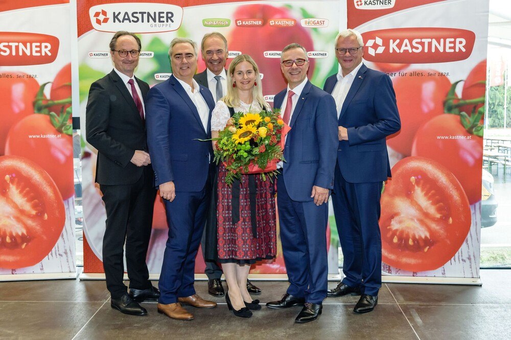 © Viktor Fertsak
v.l.n.r. Günter Kovacs (Mitglied des Bundesrates), Andreas Hackl (Kastner Standortleiter Eisenstadt), Peter Nemeth (Präsident WK Burgenland), Antonia Kastner, Christof Kastner, Thomas Steiner (Bürgermeister Eisenstadt)
v.l.n.r. Günter Kovacs (Mitglied des Bundesrates), Andreas Hackl (Kastner Standortleiter Eisenstadt), Peter Nemeth (Präsident WK Burgenland), Antonia Kastner, Christof Kastner, Thomas Steiner (Bürgermeister Eisenstadt)