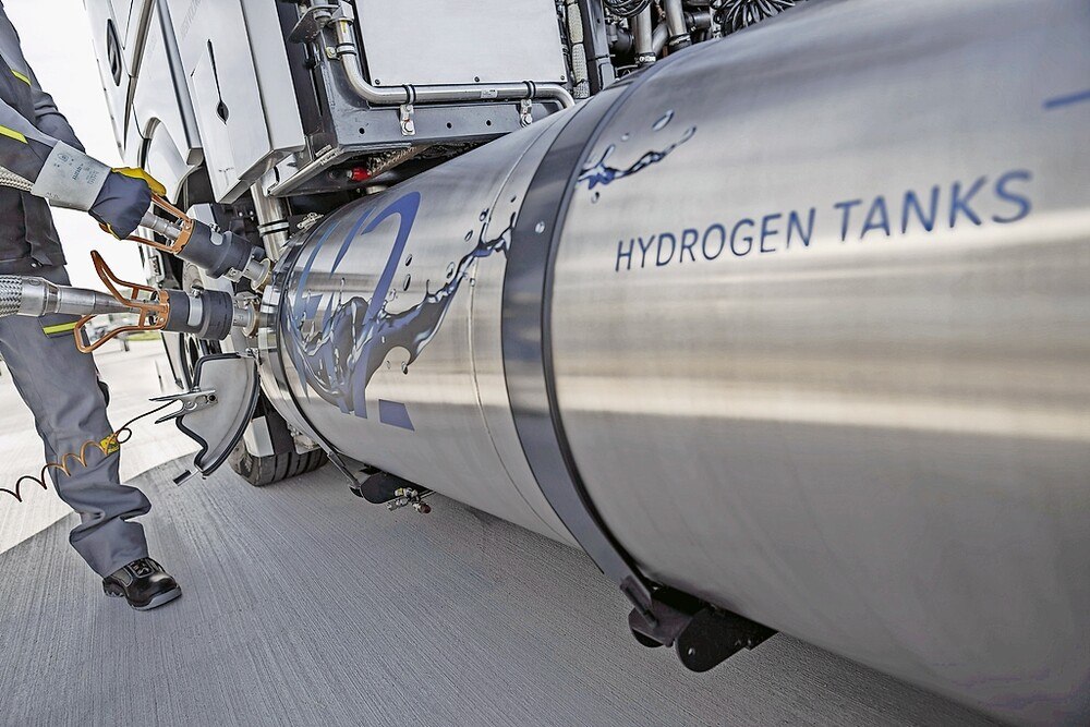 © Daimler Truck
Vor dem Sprung auf den Weltmarkt steht das erste Lkw-Kryotanksystem für flüssigen Wasserstoff.
Bauraumoptimiertes Wasserstoff Tanksystem von SAG