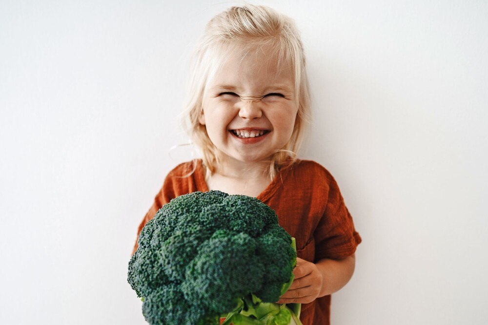 © Everste / iStock / Getty Images Plus Kind mit Brokkoli