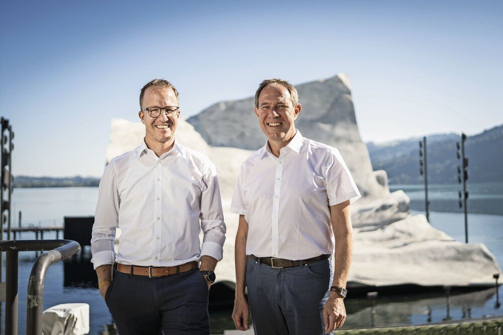 © Ben Kaulfus
Landesrat Christian Gantner (l.) und VT-Geschäftsführer Christian Schützinger trafen sich an der Bregenzer Seebühne zum Interview mit der ÖGZ. Nur einige Wochen davor wurde die neue Tourismusstrategie vom Landtag beschlossen. Wir wollten nun wissen, was genau drinsteckt.
Landesrat Christian Gantner (l.) und VT-Geschäftsführer Christian Schützinger.