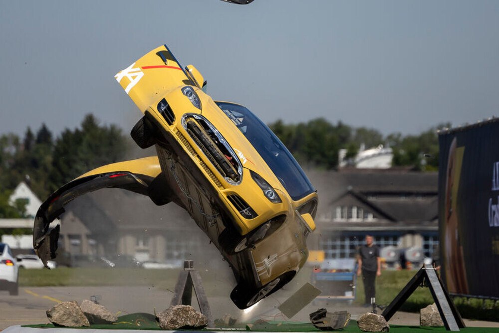 © Axa / Keystone / Michael Buchholzer
Crashtest mit Tesla
Crashtest mit Tesla