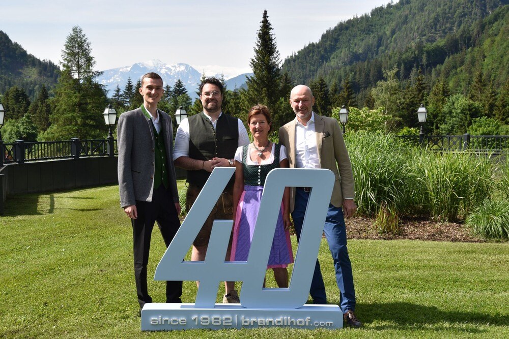 © Hotel Gut Brandlhof
v.l.n.r. Thomas Bauer (Hoteldirektion), Thomas Heit (Hoteldirektion), Birgit Maier (Eigentümer), Alexander Strobl (Eigentümer)
, restricted_html v.l.n.r. Thomas Bauer (Hoteldirektion), Thomas Heit (Hoteldirektion), Birgit Maier (Eigentümer), Alexander Strobl (Eigentümer)