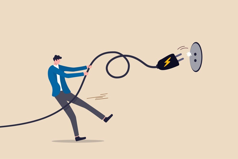 © iStock / Getty Images Plus / Nuthawut Somsuk Mann zieht einen Stecker: Illustration.