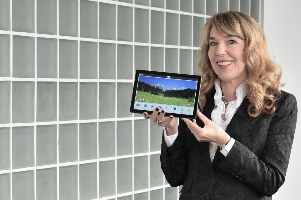 © Emporia Emporia-Eigentümerin Eveline Pupeter mit dem neuen Senioren-Tablet