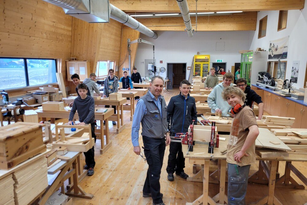 © Holztechnikum Kuchl
Schüler*innen des Holztechnikum Kuchl zeigen ihre Werkstücke am Tag der offenen Tür am 15. Oktober 2022.
Schüler*innen des HTK zeigen ihre Werkstücke.