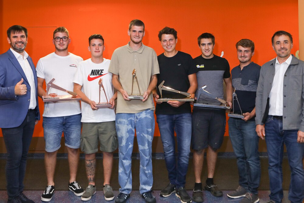 © Veigl Die Besten der Besten: Die bestplatzierten Dachdecker und Spengler mit den stolzen Bundesinnungsmeister-Stellvertretern.