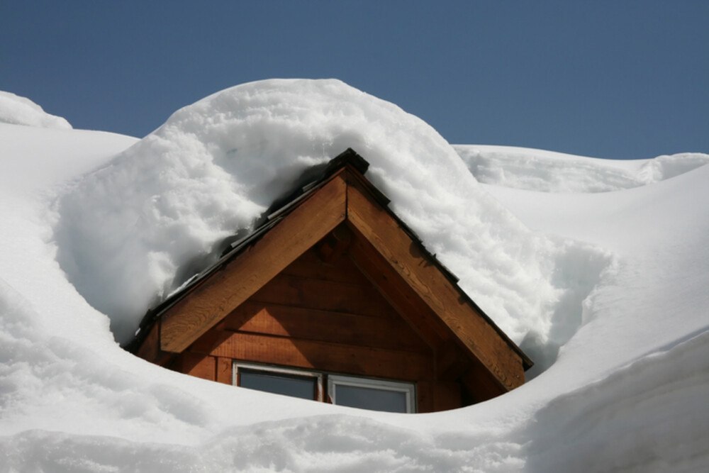 © iStock/Getty Images Plus/mjunsworth
In der Neuauflage der ÖNorm B 1991-1-3 wurden 2022 die Grundlagen für die Bemessung von Schneelasten auf Dächer in Österreich neu geregelt.
In der Neuauflage der ÖNorm B 1991-1-3 wurden 2022 die Grundlagen für die Bemessung von Schneelasten auf Dächer in Österreich neu geregelt.