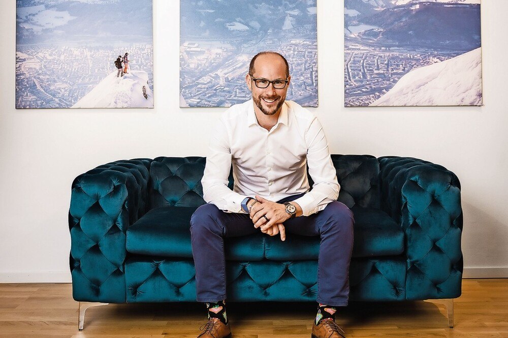 © Blickfang
Mario Gerber ist mit seinen Hotels in Kühtai einer der größten Arbeitgeber der Gegend. Auch als Spartenobmann in der Wirtschaftskammer und als Volksvertreter im Landtag hat er die Interessen der Tourismusbranche im Fokus.
Mario Gerber