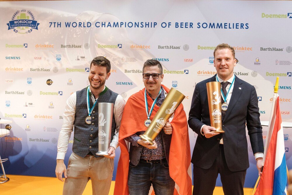 © Bierland Österreich Der Schweizer Giuliano Genoni errang mit seiner Präsentation des untergärigen Doppelbocks Paulaner Salvator den Weltmeistertitel. Der Oberösterreicher Felix Schiffner holte Platz 2.