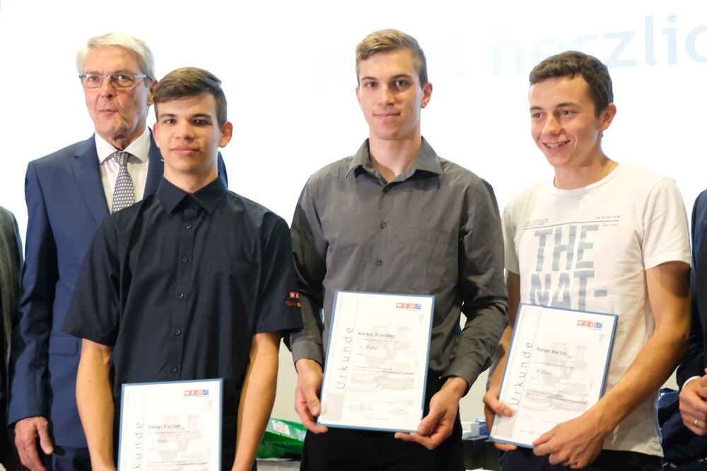 © Peter Seipel
Paul Kraill (Vizepräsident WKO) und die besten jungen Kfz-Techniker: Stefan Fischer (2. Platz), Markus Prammer (1. Platz), Rafael Martin (3. Platz) (v.l.)
Paul Kraill (Vizepräsident WKO) und die besten jungen Kfz-Techniker: Stefan Fischer (2. Platz), Markus Prammer (1. Platz), Rafael Martin (3. Platz) (v.l.)