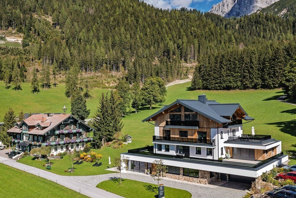 © VetroMount Bohle/ Höflehner
Bei der Neugestaltung des Hotels Brandhof in Ramsau am Dachstein kamen im Bereich der Fassade sowohl Aluminium als auch Glas und Holz zur Anwendung.
Hotel Brandhof in Ramsau
