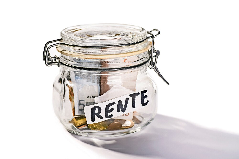 © gopixa / iStock / Getty Images Plus / Getty Images Glas mit Geld