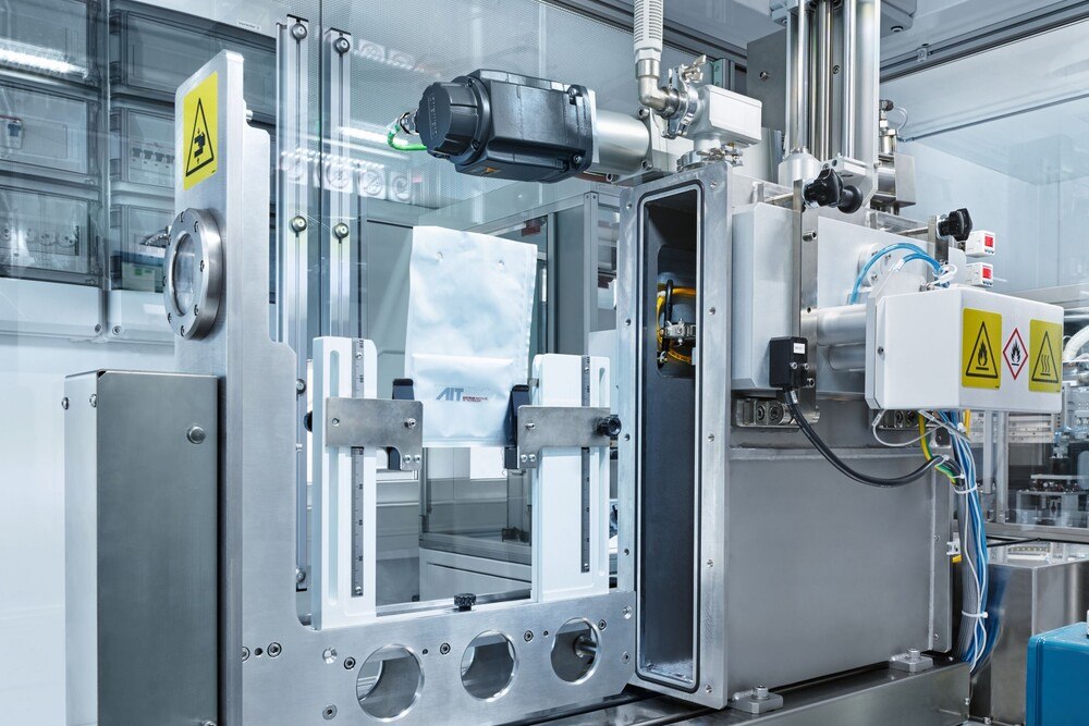 © AIT / Lang
Batteriezellproduktion im Trockenraum des AIT Batterielabors.
Batteriezellproduktion im Trockenraum des AIT Batterielabors.