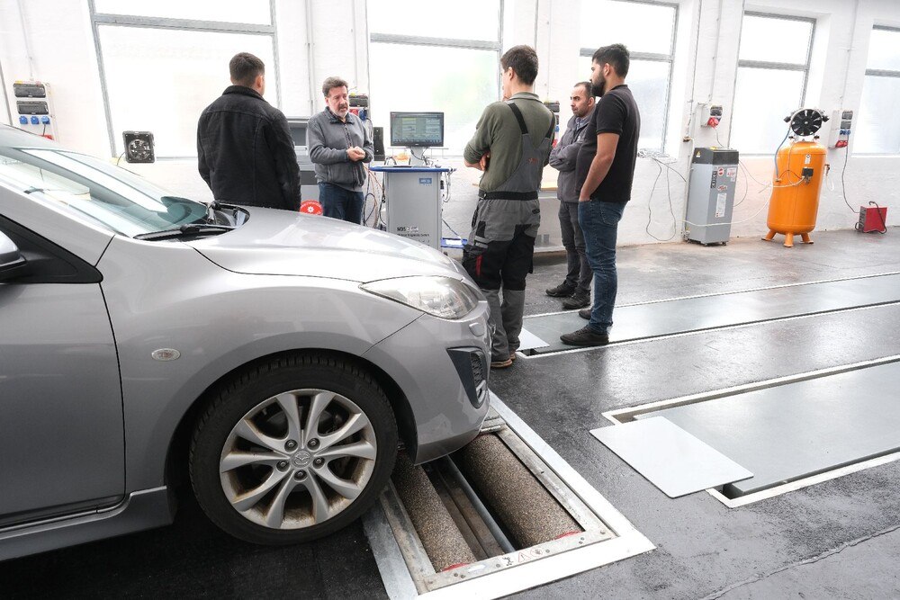 © Peter Seipel
Die Weiterbildung an der Automotive Akademie gibt es auch als Webinar.
Die Weiterbildung an der Automotive Akademie gibt es auch als Webinar.