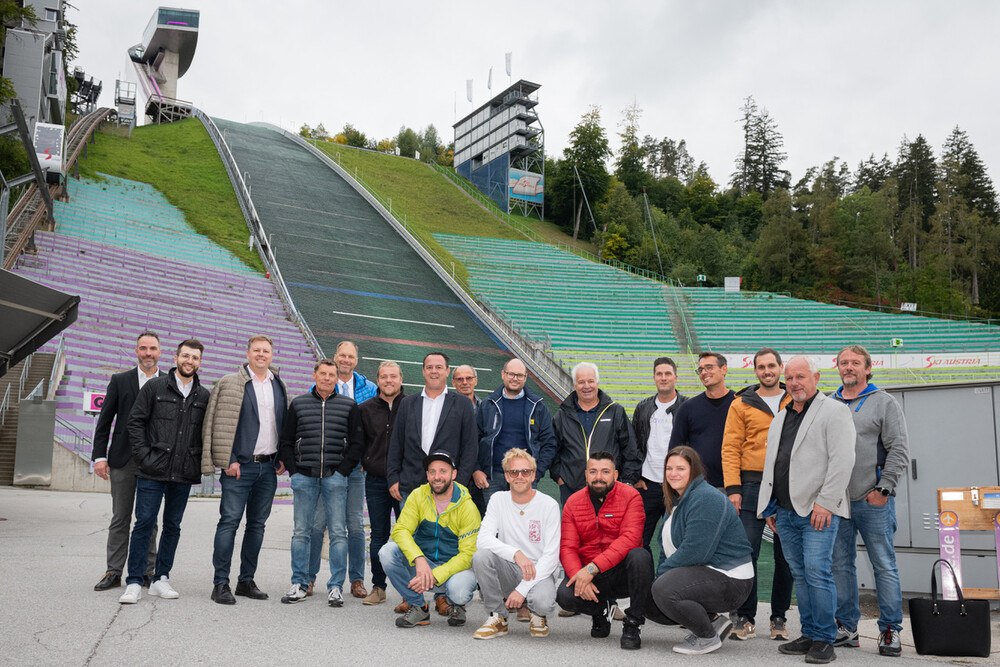 © Martin Vandory
Die neuen Bauwerksabdichter *innen bekamen ihre Urkunden von Bundesberufsgruppensprecher Hans-Peter Springsinsfeld, Landesberufsgruppensprecher Gerhard Michalek, Bauhilfsgewerbe-Geschäftsführer Matthias Marth und BAUAkademie-Leiter Mario Erhard auf der Bergisel-Schanze überreicht.
Die neuen Bauwerksabdichter *innen bekamen ihre Urkunden von Bundesberufsgruppensprecher Hans-Peter Springsinsfeld, Landesberufsgruppensprecher Gerhard Michalek, Bauhilfsgewerbe-Geschäftsführer Matthias Marth und BAUAkademie-Leiter Mario Erhard auf der Bergisel-Schanze überreicht.
