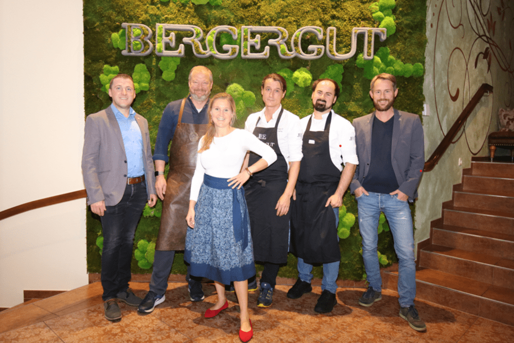 © Genießerhotel Bergergut
v.l.n.r: Manuel Rosinger (Braucommune Freistadt), Andreas Döllerer (Genießerhotel Döllerer), Eva-Maria Pürmayer und Thomas Hofer (beide Genießerhotel Bergergut), Lukas Nagl (Genießerhotel Das Traunsee), Konrad HEINRICH (Stiftsbrauerei Schlägl)
v.l.n.r: Manuel Rosinger (Braucommune Freistadt), Andreas Döllerer (Genießerhotel Döllerer), Eva-Maria Pürmayer und Thomas Hofer (beide Genießerhotel Bergergut), Lukas Nagl (Genießerhotel Das Traunsee), Konrad HEINRICH (Stiftsbrauerei Schlägl)
