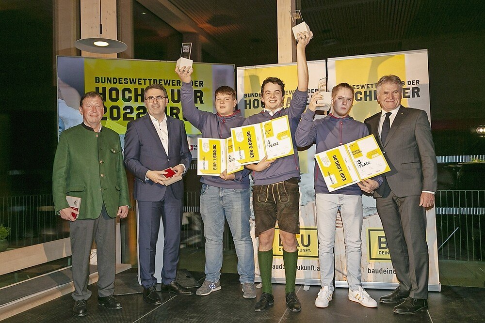 © Die Fotografen
Siegerehrung beim Bundeswettbewerb der Hochbauer: Franz Fröschl (Fachverband der Bauindustrie), Anton Rieder (Landesinnungsmeister Bau Tirol), Steven Meyer (zweiter Platz), Jonas Lev (erster Platz), Martin Slansek (dritter Platz), Robert Jägersberger (Bundesinnungsmeister) bei der Siegerehrung (v. l.).
Siegerehrung beim Bundeswettbewerb der Hochbauer 2022