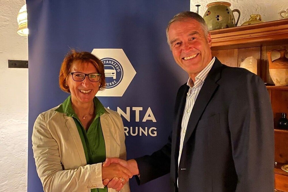© Garanta
Natalie Oesterreicher, Opel Bank S.A. Niederlassung Österreich und Hans Günther Löckinger, GF der GÖVD Garanta Österreich Versicherungsdienst Ges.m.b.H. freuen sich über die gelungene Kooperation.
Natalie Oesterreicher, Opel Bank S.A. Niederlassung Österreich und Hans Günther Löckinger, GF der GÖVD Garanta Österreich Versicherungsdienst Ges.m.b.H. freuen sich über die gelungene Kooperation.