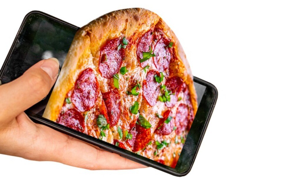 © Getty Images Soll ich eine Pizza bestellen? Deine App prognostiziert dir, ob du heute um 20 Uhr Hunger bekommen wirst und checkt gleich mal die besten Angebote.