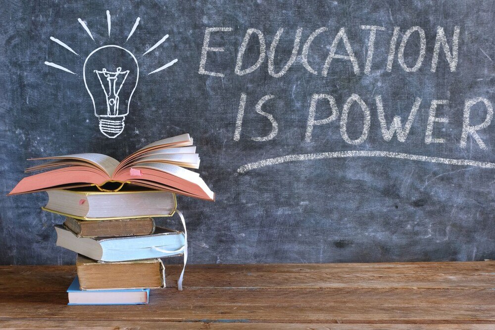 © iStock / Getty Images Plus / thomas-bethge Schultafel mit Büchern