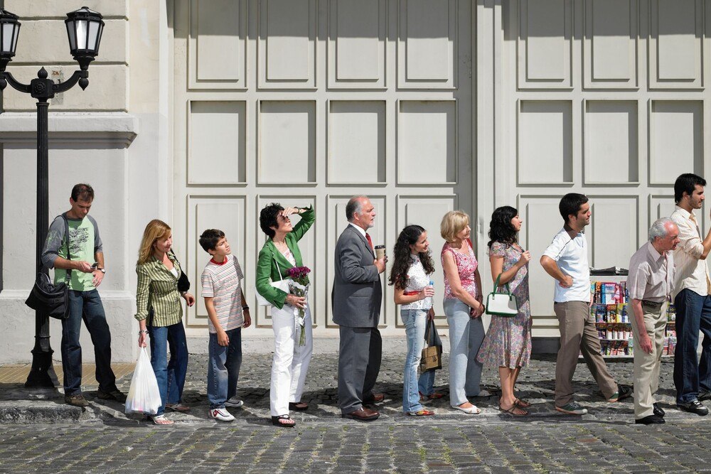 © iStock / Getty Images Plus / Michael Blann Personen in einer Warteschlange