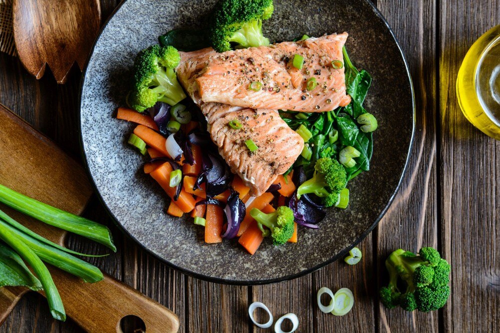 © iStock / Getty Images Plus / NoirChocolate Gebratener Lachs mit gedämpftem Gemüse