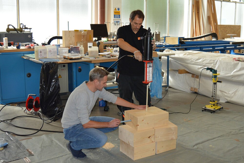 © Holzforschung Austria
Der Praxisteil war das Herzstück der Kurse "Kleben im Holzbau". Im Bild die Trainer Franz Neumüller und Martin Kabelka.
Der Praxisteil war das Herzstück der Kurse "Kleben im Holzbau". Im Bild die Trainer Franz Neumüller und Martin Kabelka.