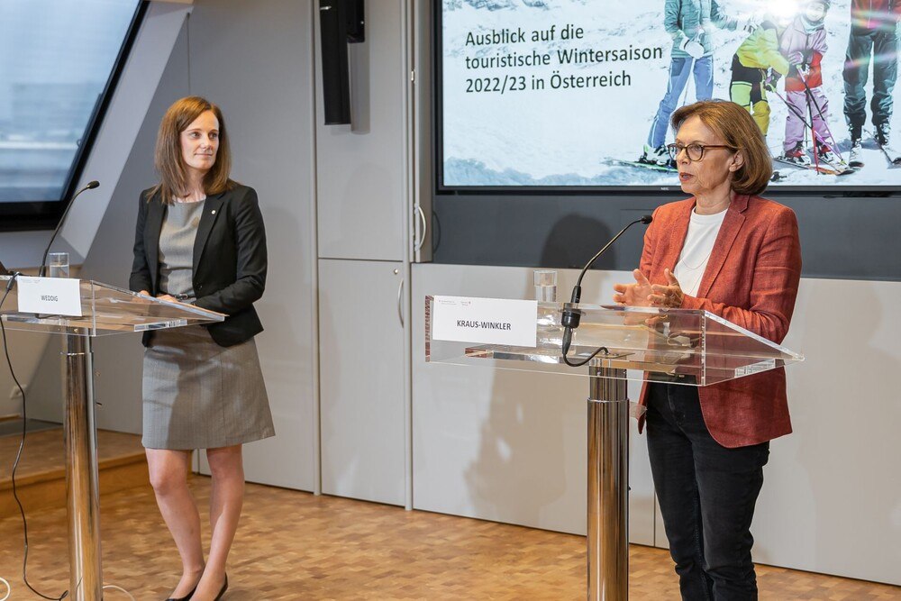 © BMAW/Holey Susanne Kraus-Winkler und Lisa Weddig präsentieren die Prognose für die Wintersaison 2022
