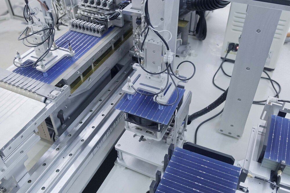 © Megasol
Saint-Gobain beteiligt sich bei Megasol am Geschäftsbereich, der am Standort Deitingen (CH) BIPV-Module entwickelt und herstellt.
Saint-Gobain beteiligt sich bei Megasol am Geschäftsbereich, der am Standort Deitingen (CH) BIPV-Module entwickelt und herstellt.