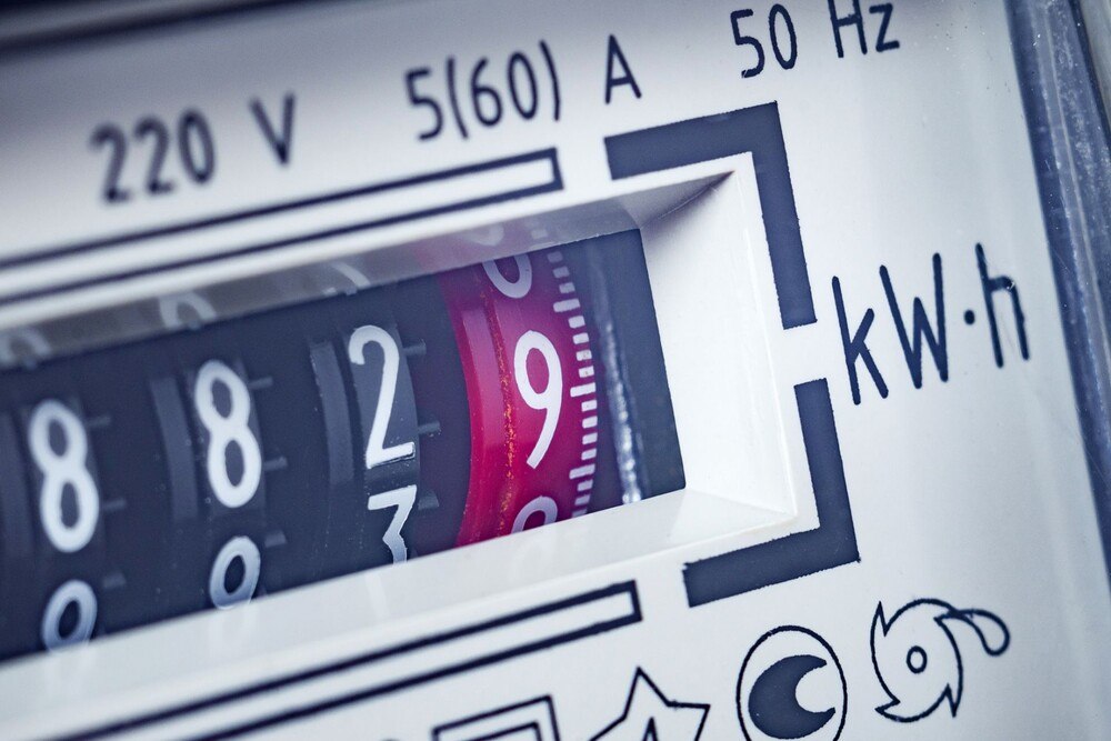 © iStock / Getty Images Plus / Evgen_Prozhyrko Teil eines Stromzählers, Nahaufnahme