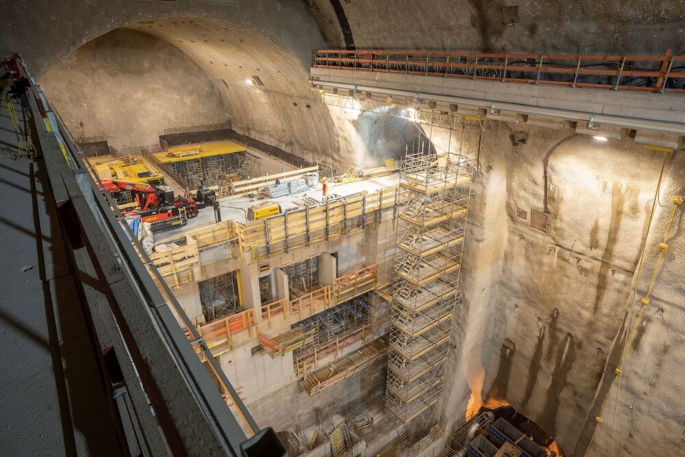 © Doka
Bei den zu überwindenden Höhen geht es mit dem Treppenturm von Doka sicher und rasch nach oben und nach unten. Zwischenausstiege schaffen sicheren Zugang zu allen Arbeitsebenen.
Bei den zu überwindenden Höhen geht es mit dem Treppenturm von Doka sicher und rasch nach oben und nach unten. Zwischenausstiege schaffen sicheren Zugang zu allen Arbeitsebenen.