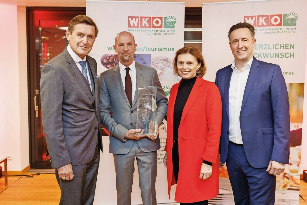 © Florian Wieser / WKW Wirtschaftsstadtrat Peter Hanke, Preisträger Peter Baierl, Tourismus-Staatssekretärin Susanne Kraus-Winkler und der Obmann der Sparte Tourismus und Freizeitwirtschaft in der WKW, Markus Grießler (v. l.).