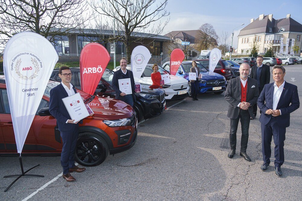 © ARBÖ
Martin Labaye (Generaldirektor Dacia Österreich), Christian Morawa (CEO BMW Austria), Karin Stalzer (Head of Experience & PR Volvo Austria), Bianca Lettner (Marketing & Communications Mercedes Benz Cars), Gerald Kumnig (Arbö-Generalsekretär), Mario Ehrnhofer (Chefredakteur Freie Fahrt), Peter Rezar (Arbö Präsident) (v.l.).
Martin Labaye (Generaldirektor Dacia Österreich), Christian Morawa (CEO BMW Austria), Karin Stalzer (Head of Experience & PR Volvo Austria), Bianca Lettner (Marketing & Communications Mercedes Benz Cars), Gerald Kumnig (Arbö-Generalsekretär), Mario Ehrnhofer (Chefredakteur Freie Fahrt), Peter Rezar (Arbö Präsident) (v.l.).