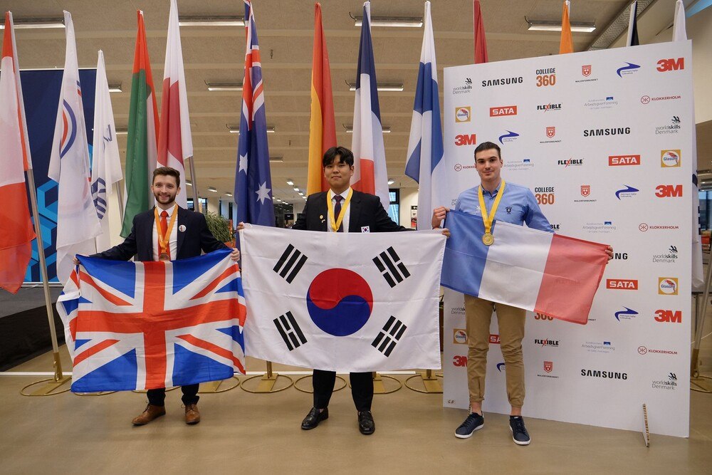 © BASF
Craig Kennedy aus dem Vereinigten Königreich (3.Platz), Jongyun Kim aus Korea und Victor Berthelier aus Frankreich (1. Platz) (v.l.)
Craig Kennedy aus dem Vereinigten Königreich (3.Platz), Jongyun Kim aus Korea und Victor Berthelier aus Frankreich (1. Platz) (v.l.)