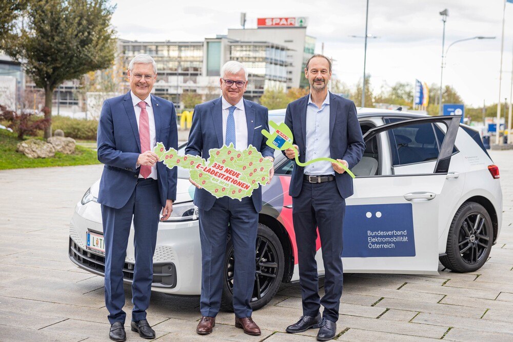 © SPAR/wildbild
Hans K. Reisch (stv. Vorstandsvorsitzender Spar Österreich), Marcus Wild (Innovationsvorstand Spar), Andreas Reinhardt (Vorsitzender BEÖ) (v.l.)
Hans K. Reisch (stv. Vorstandsvorsitzender Spar Österreich), Marcus Wild (Innovationsvorstand Spar), Andreas Reinhardt (Vorsitzender BEÖ) (v.l.)