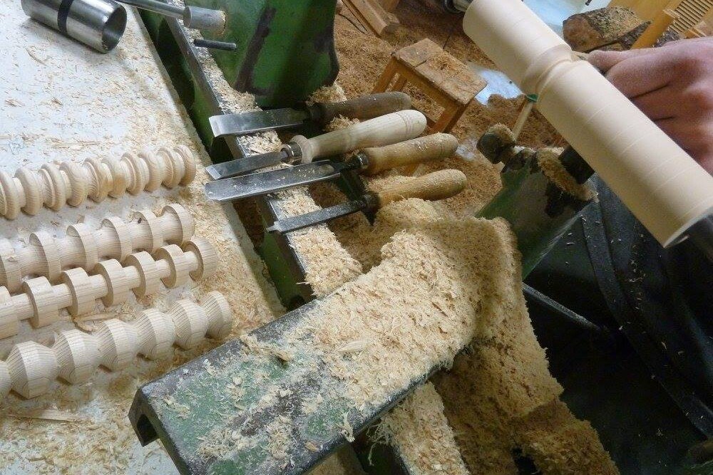 © HTBLA Hallstatt
Im Rahmen einer neuen Ausbildungsverordnung im dualen System ist seit September die Drechsler-Ausbildung in der Tischlerei-Lehre integriert. Damit soll das traditionsreiche Handwerk am Leben erhalten werden.
Drechslerei