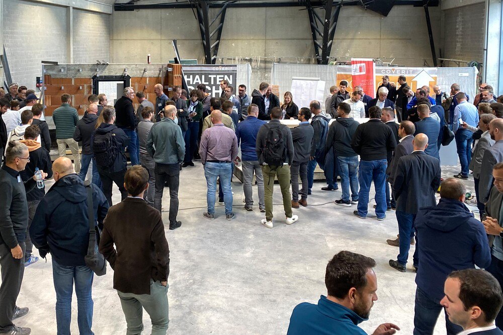 © IFB
Flachdach- und Fassadenbau in Theorie und Praxis standen im Mittelpunkt des IFB-Syposiums 2022 in der Bauakademie Salzburg.
Flachdach- und Fassadenbau in Theorie und Praxis standen im Mittelpunkt des IFB-Syposiums 2022 in der Bauakademie Salzburg.