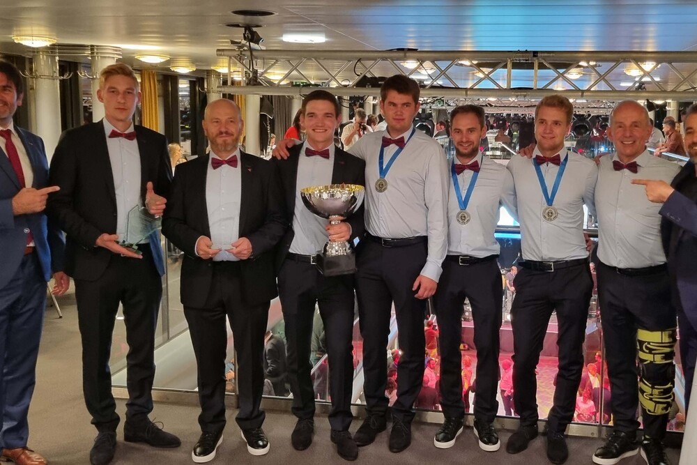 © Peter Urs
Unsere Gold- und Silberjungs. Das österreichische Team Abdichtung (links) und das Team Steildach glücklich und stolz nach drei herausfordernden Wettkampftagen.
Unsere Gold- und Silberjungs. Das österreichische Team Abdichtung (links) und das Team Steildach ist glücklich und stolz nach drei herausfordernden Wettkampftagen.