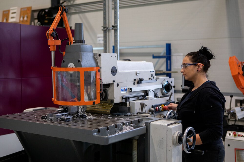 © Lisec
Der neue Lehrberuf Glasverfahrenstechnik umfasst eine Ausbildung in Metalltechnik, Automatisierungstechnik und Glastechnik.
, restricted_html Der neue Lehrberuf Glasverfahrenstechnik umfasst eine Ausbildung in Metalltechnik, Automatisierungstechnik und Glastechnik.