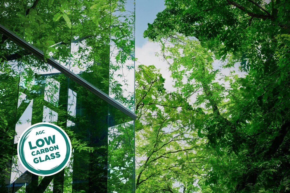 © AGC Glass Europe
Das neue Floatglas "Low-Carbon Planibel Clearlite" von AGC verfügt über einen um mehr als 40 Prozent reduzierten CO2-Fußabdruck.
, restricted_html Das neue Floatglas "Low-Carbon Planibel Clearlite" von AGC verfügt über einen um mehr als 40 Prozent reduzierten CO2-Fußabdruck.