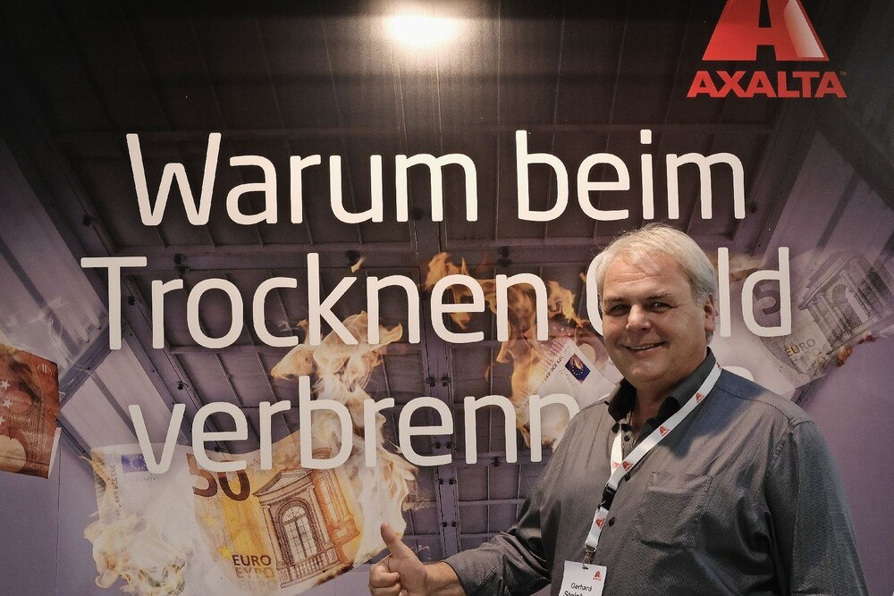 © Peter Seipel
Technik-Trainer Gerhard Steinbock präsentierte Axaltas Energiesparprogramm.
Technik-Trainer Gerhard Steinbock präsentierte Axaltas Energiesparprogramm.