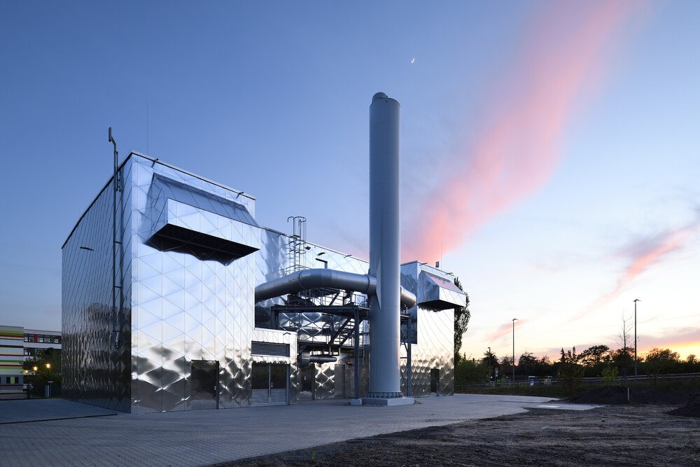 © Ralf Dieter Bischoff
Eine profane Bauaufgabe im städtischen Umfeld: Das Blockheizkraftwerk Leipzig-Möckern mit einer VHF aus eloxierten Aluminiumschindeln ist der Preisträger des Deutschen Fassadenpreises 2022 für vorgehängte hinterlüftete Fassaden.
Eine profane Bauaufgabe im städtischen Umfeld: Das Blockheizkraftwerk Leipzig-Möckern mit einer VHF aus eloxierten Aluminiumschindeln ist der Preisträger des Deutschen Fassadenpreises 2022 für vorgehängte hinterlüftete Fassaden.