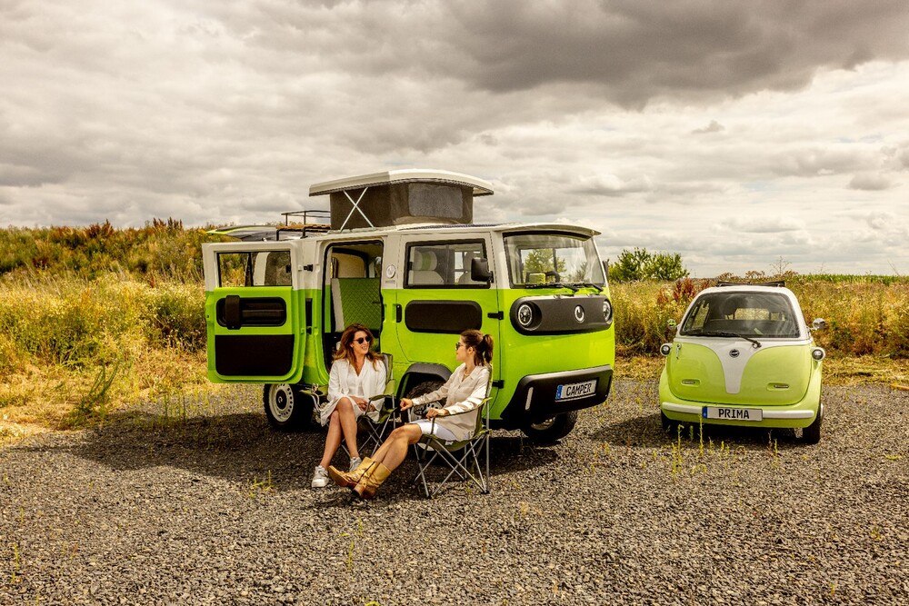 © ElectricBrands
Die elektrischen Fahrzeuge von ElectricBrands, links der XBUS Camper, rechts die Evetta, sind umweltschonend und gehören der Leichtfahrzeugklasse L7e an.
Die elektrischen Fahrzeuge von ElectricBrands, links der XBUS Camper, rechts die Evetta, sind umweltschonend und gehören der Leichtfahrzeugklasse L7e an.