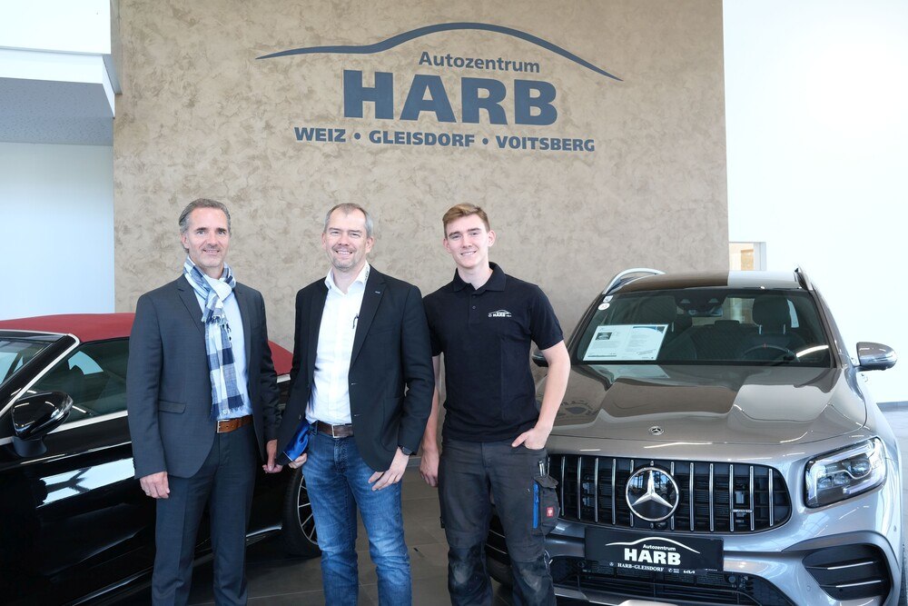 © Peter Seipel
Versicherungsmakler Martin Schäfer hat mit Manfred Harb und seinem Sohn Niklas (v.l.) die ersten Kunden für die „Garanta Spezial“ Versicherungslösung gewonnen.
Versicherungsmakler Martin Schäfer hat mit Manfred Harb und seinem Sohn Niklas (v.l.) die ersten Kunden für die „Garanta Spezial“ Versicherungslösung gewonnen.