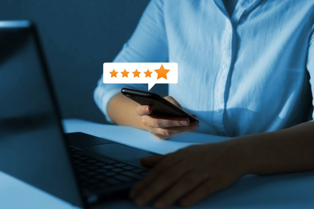 © iStock / Getty Images Plus / Galeanu Mihai Eine Person tippt in ein Handy