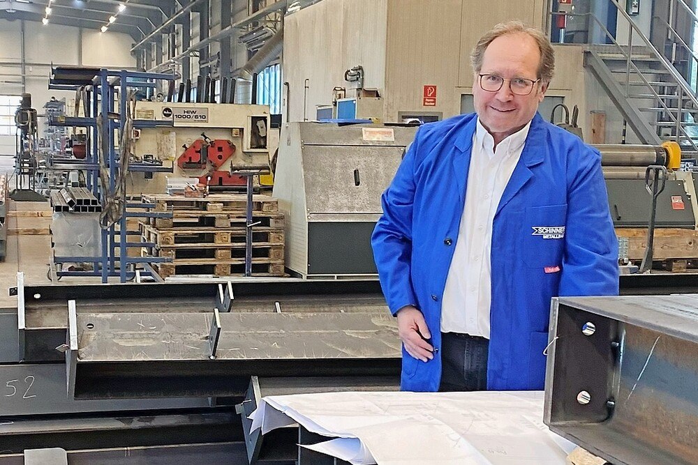 © Schinnerl
Bundesinnungsmeister KommR Mst. Harald Schinnerl in seiner Werkshalle 2021.
, restricted_html Harald Schinnerl in Werkshalle