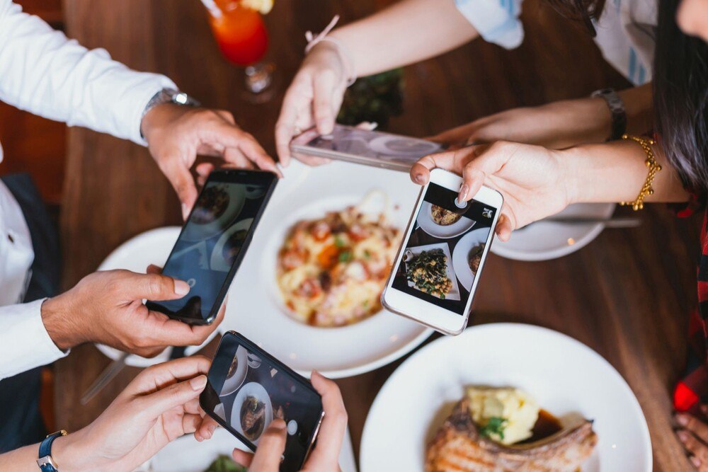 © iStock / Getty Images Plus / twinsterphoto Influencer fotografieren Teller