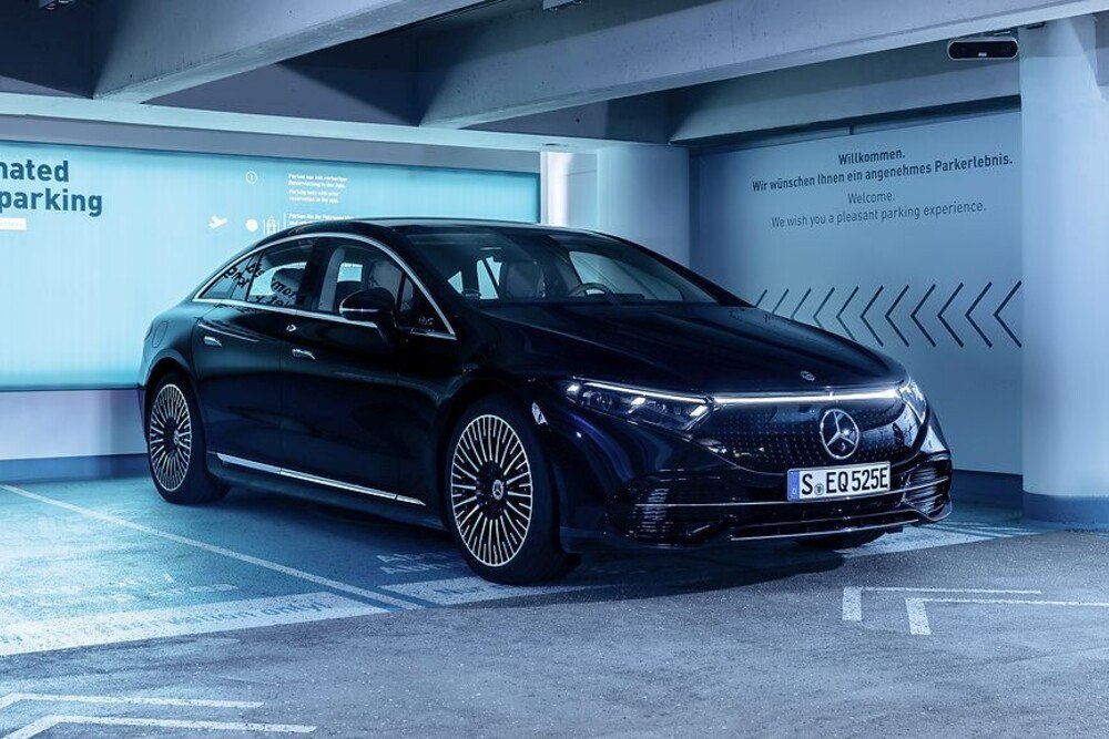 © Mercedes-Benz
Einfach aussteigen und das Auto selbstständig einparken lassen.
Einfach aussteigen und das Auto selbstständig einparken lassen.